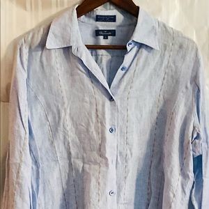Facconable women's button down long sleeve shirt
Size large lite blue 100% linen